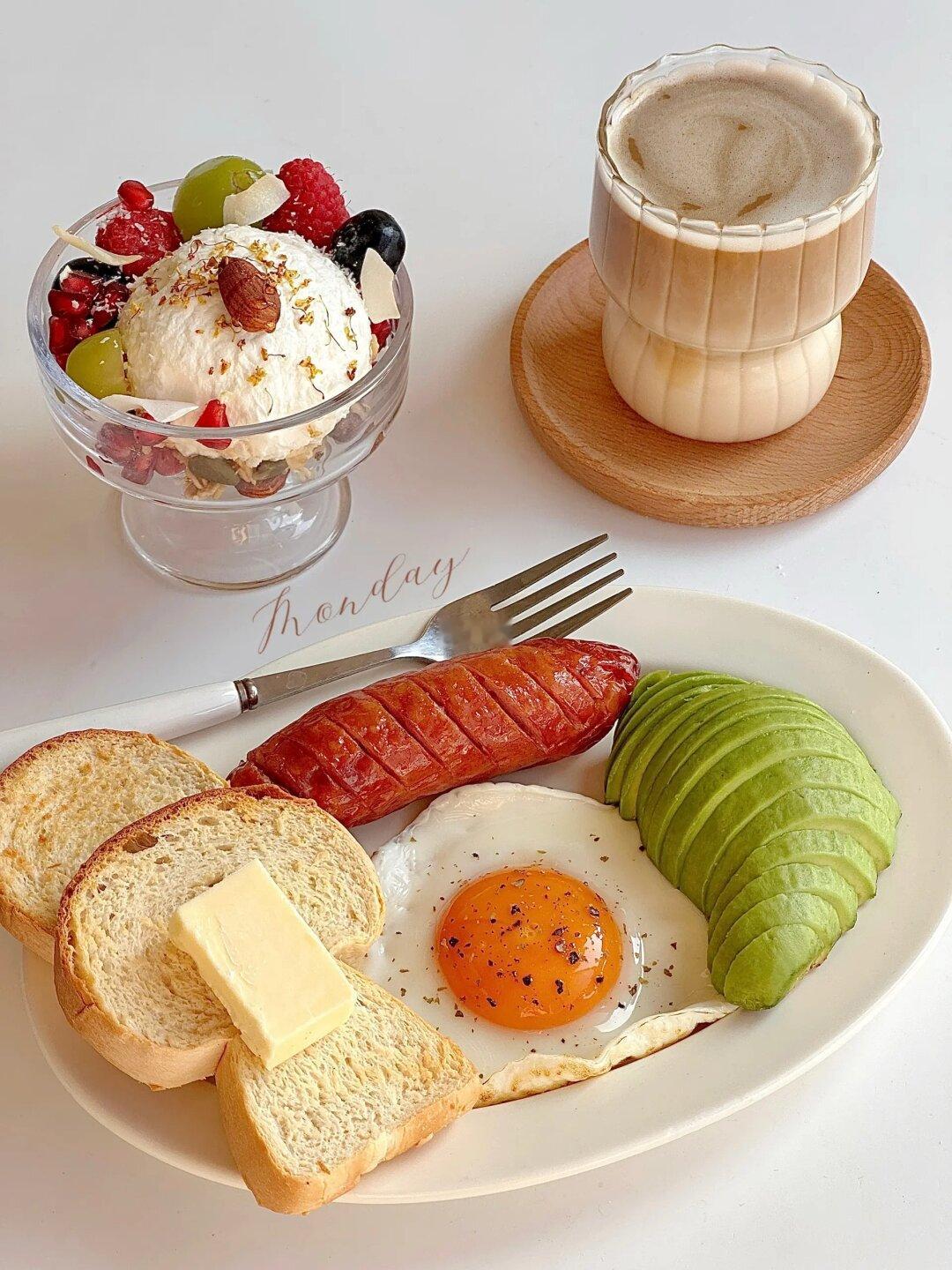 快手早餐｜🍄蘑菇头吐司早餐盘&燕麦拿铁☕️