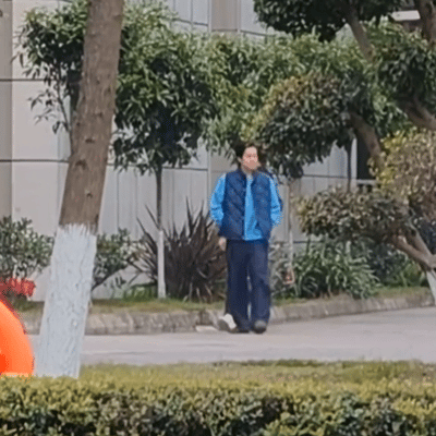 王楚钦今天没有穿队服，和小牛在一起走过这边。

早上的时候，男队有点名，头哥和孙