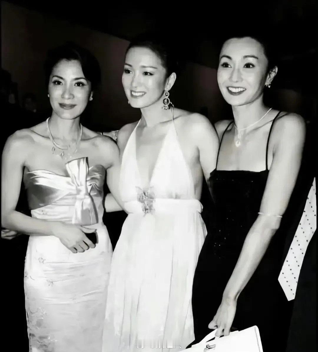 #杨紫琼巩俐张曼玉旧照# 杨紫琼巩俐张曼玉合影旧照🈶 时光从不败美人#杨紫琼巩