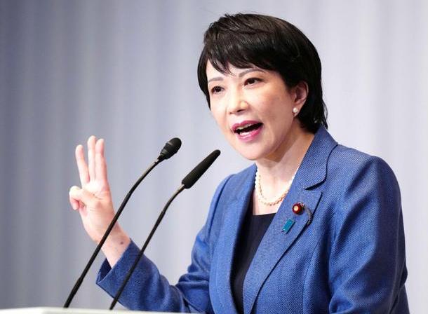 高市早苗上台不到一年，支持率从82%跌到了44.1%。
 
但真正的问题，不在支