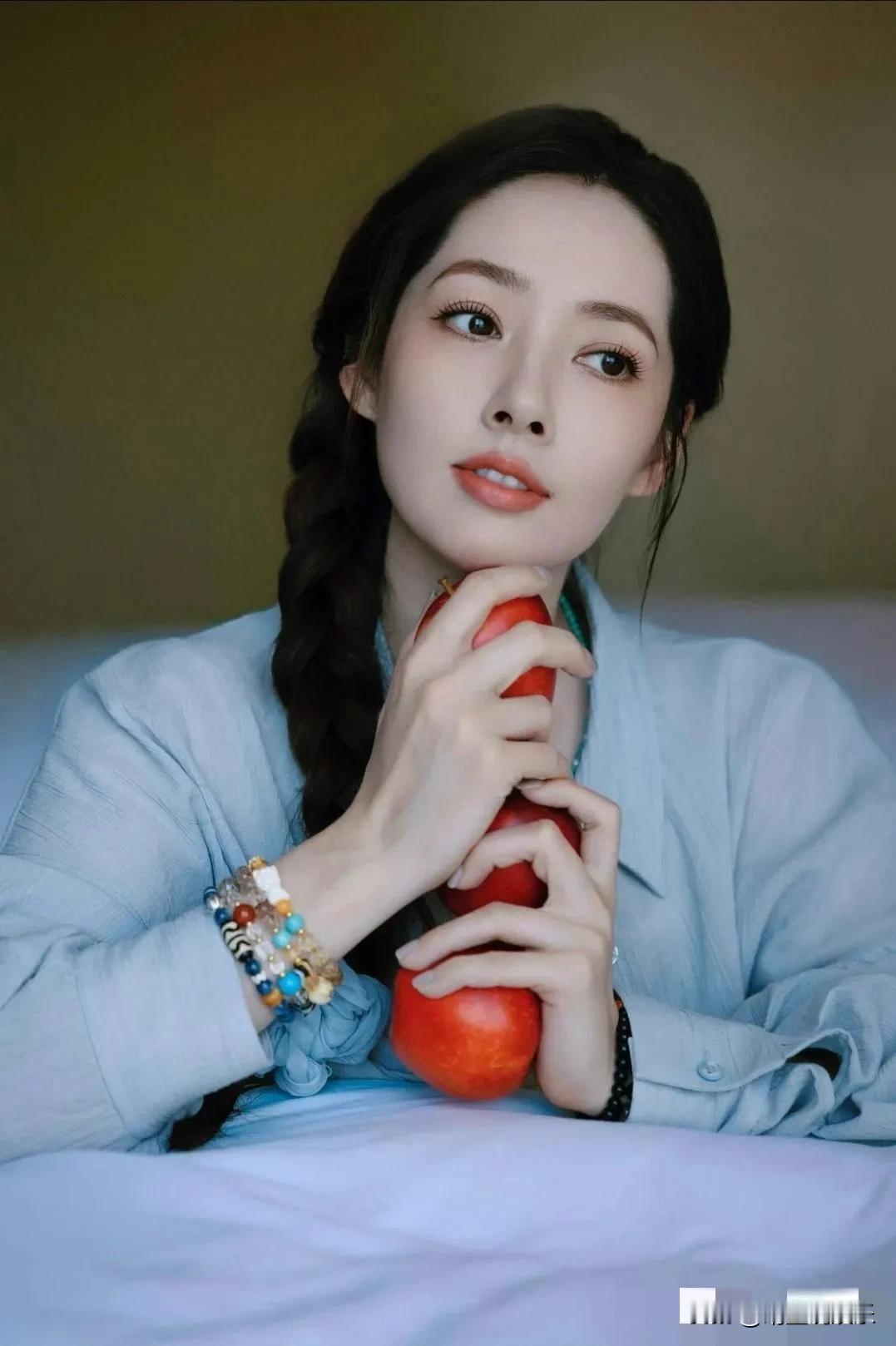 这也是向太特别欣赏郭碧婷的一点吧？明明长着女神颜值却特别接地气，
身为顶级豪门儿