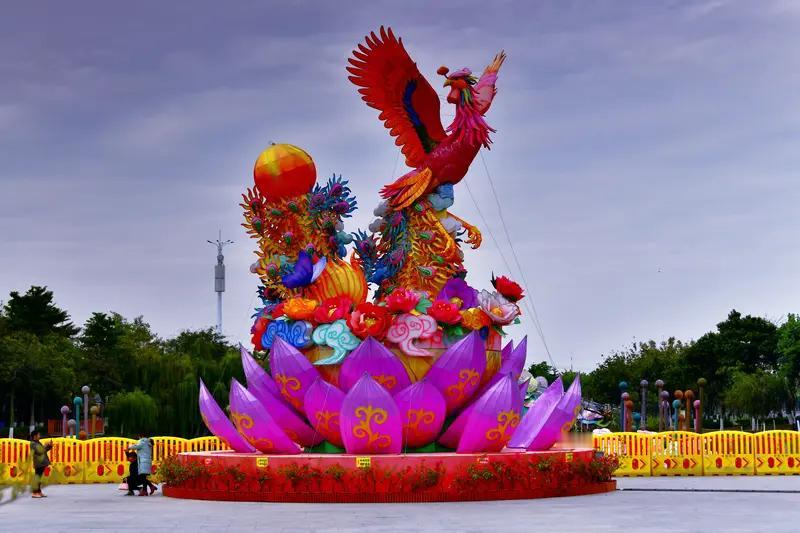 瞧见“龙腾华夏宏图起”这一上联，我顿时来了兴致。对联啊，堪称中国传统文化中的瑰宝