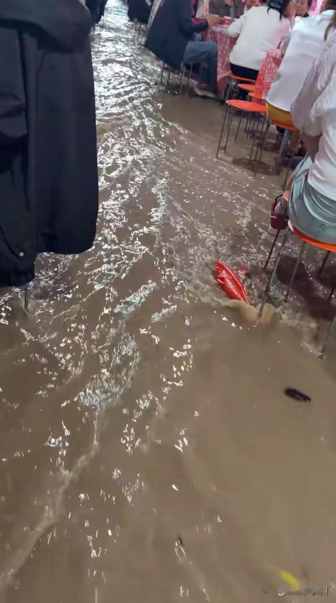 看到陕西这个“婚礼流水席”，
我也很想体验一下，
但一看飘过来的这个黑色东西，