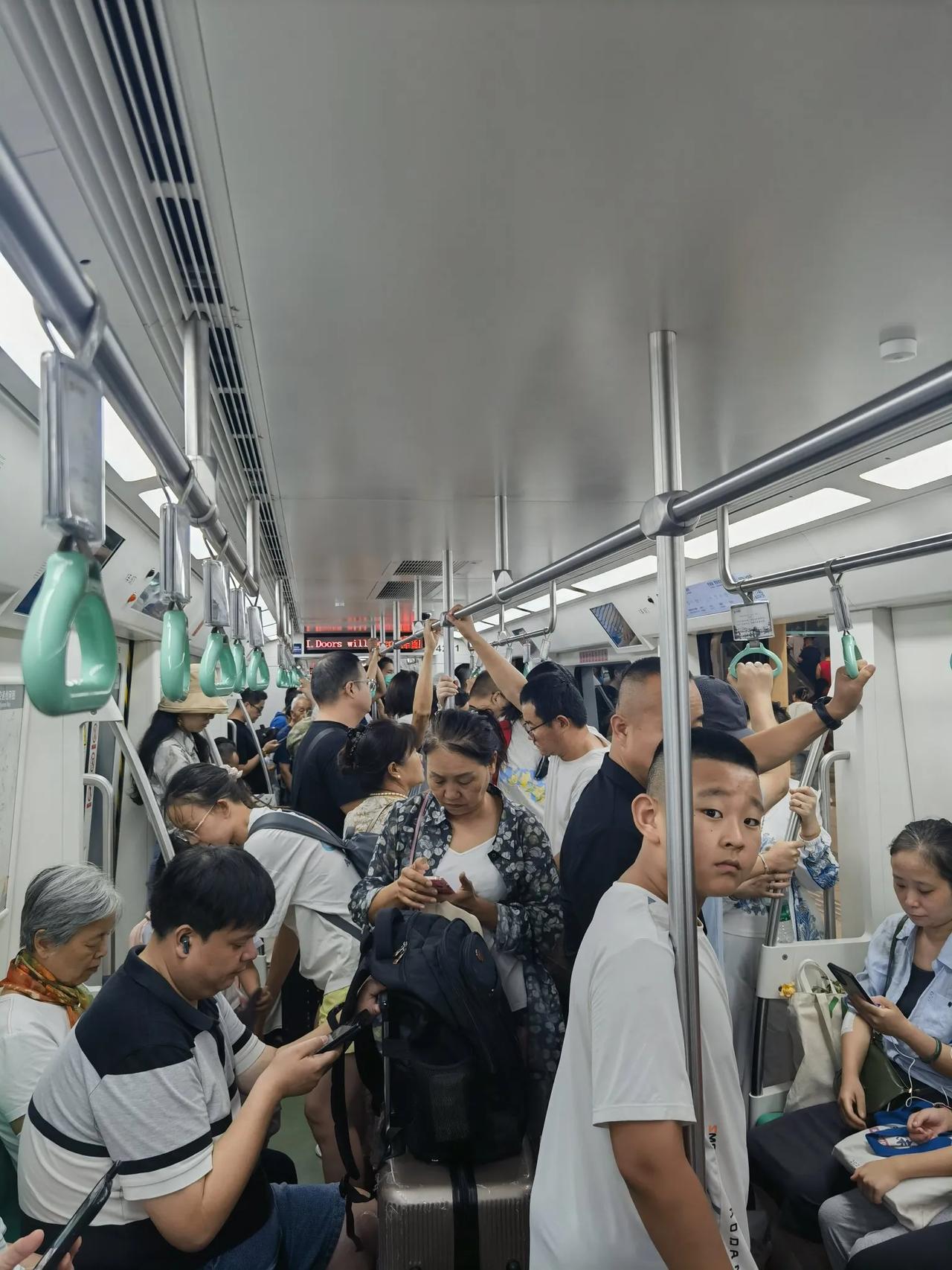 今天周六，小雨，西安地铁四号线依然客流量居高不下，西安旅游热度不减！祝福来西安旅