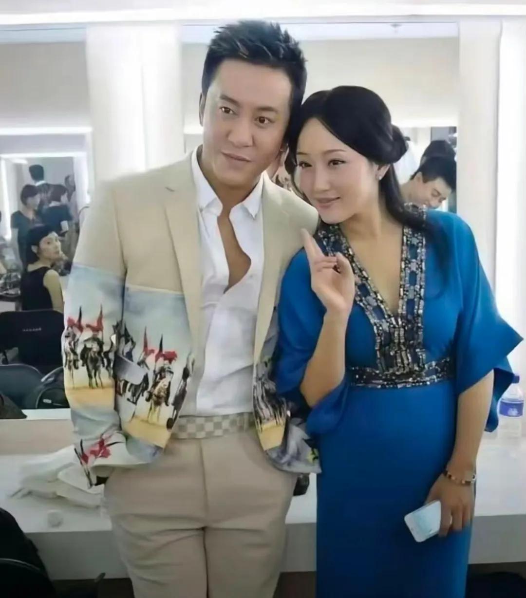 当年他俩好般配的
也不知道为啥两个人没有走到一起
可惜后来杨钰莹为了爱情退出歌坛