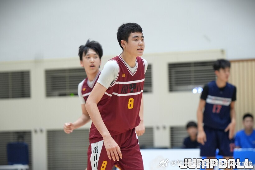 韩国龙山中学前锋李率民，身高目前已达200公分。拥有不错的身体素质亚洲球员