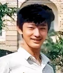 这是一位演员在中学读书时的照片，能看出来是谁吗？