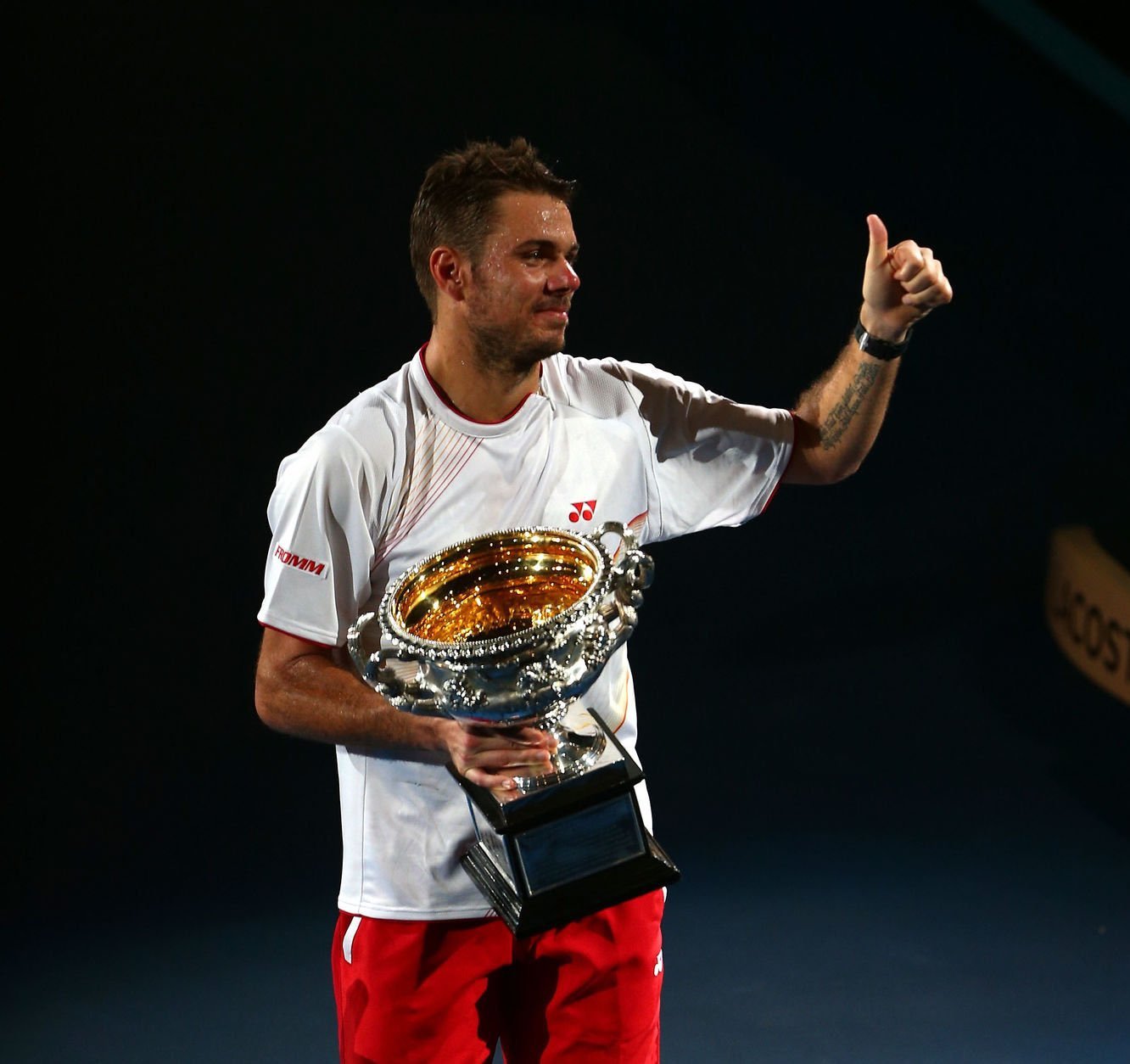 瓦林卡今年澳网球衣的领口设计，致敬了他2015年赢下法网的花短裤。其实最好是来个