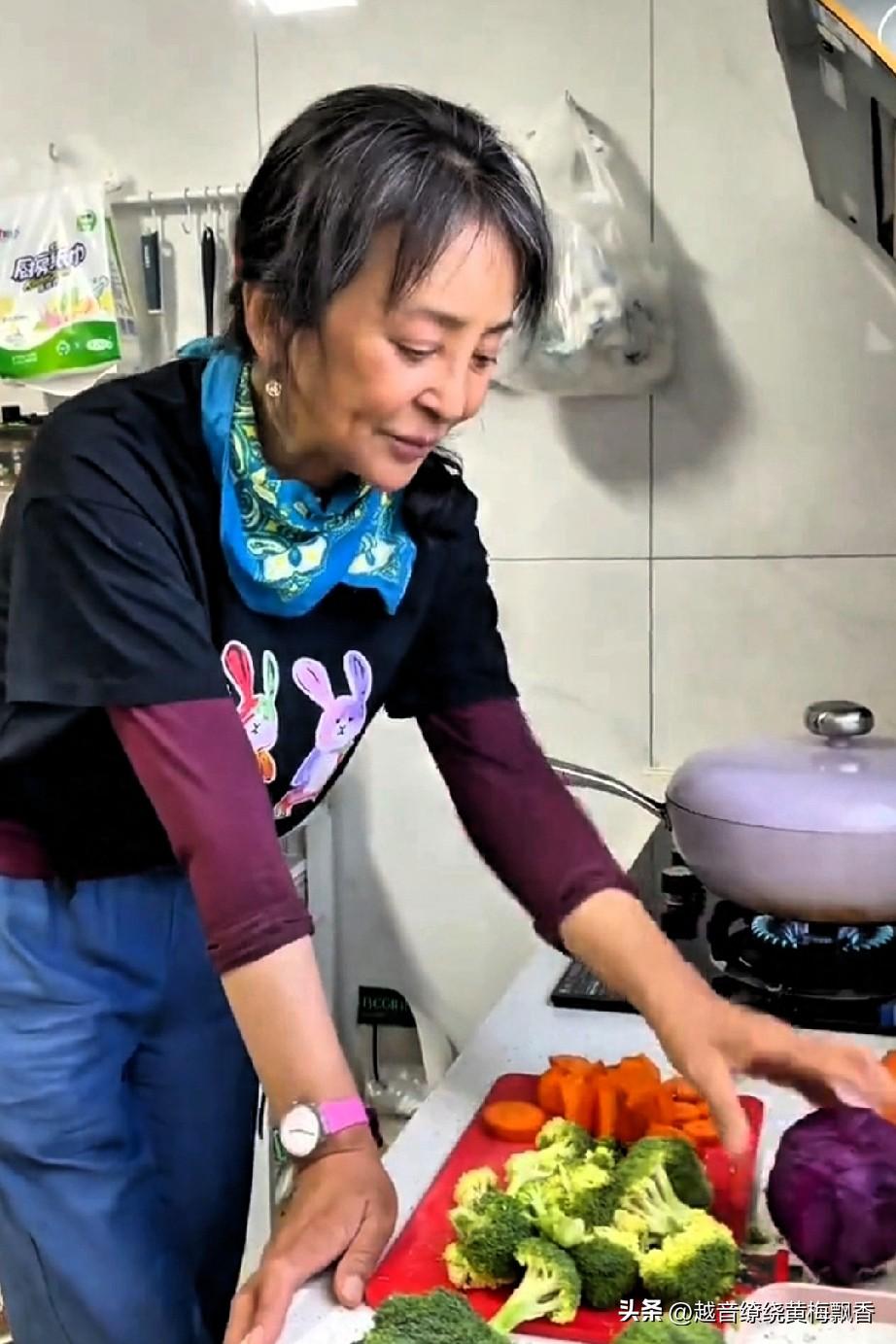 李勤勤从外地出差回来，工作人员问她为什么这么高兴？她说因为买了很多好吃的东西，工