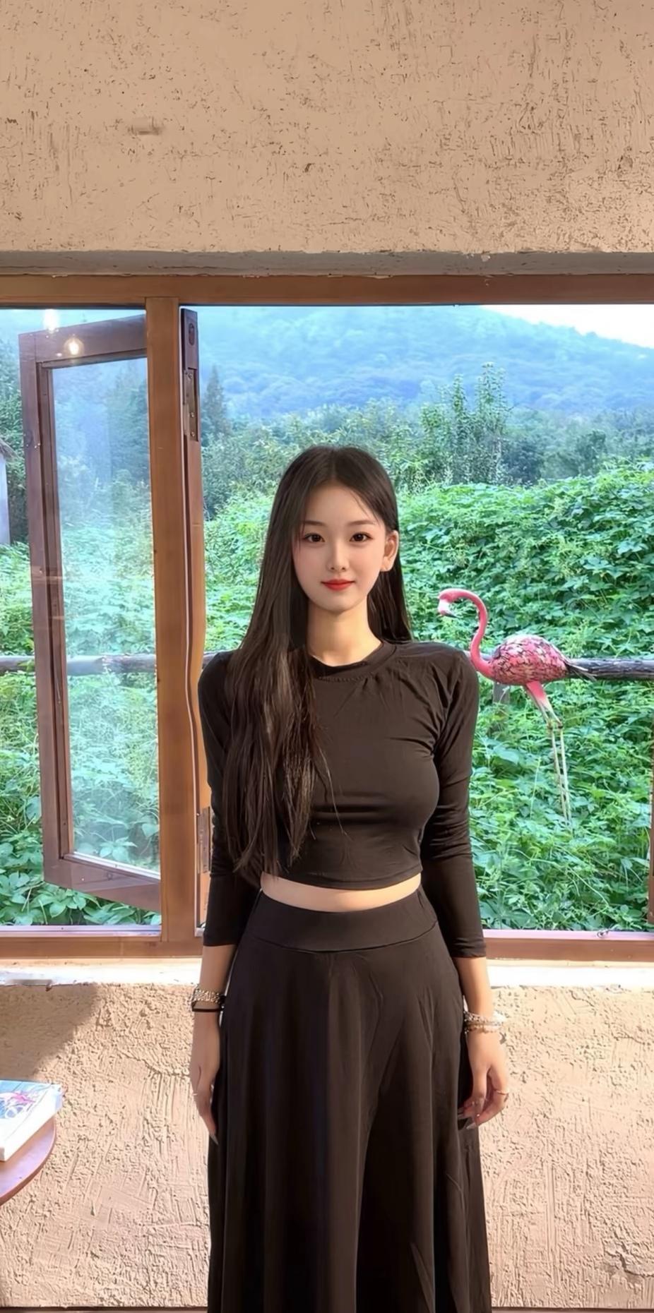 黑衣少女与粉火烈鸟，自然与时尚的完美融合。