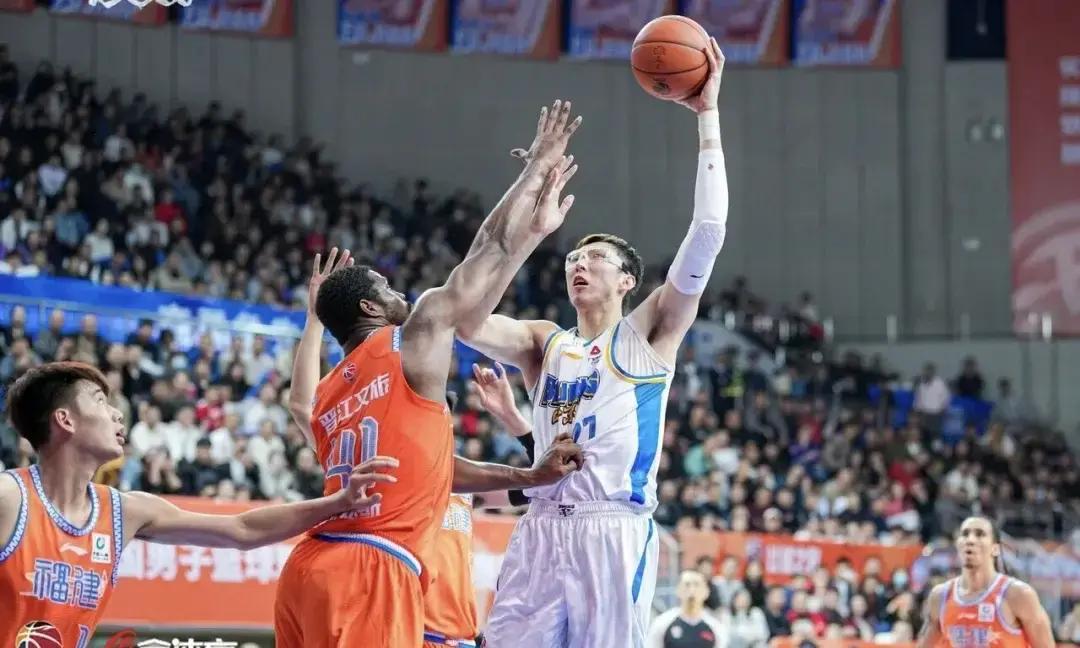 周琦第4犯来得太快
 
北京内线直接塌。广厦马上提速，胡金秋拉到三分线外两步，范