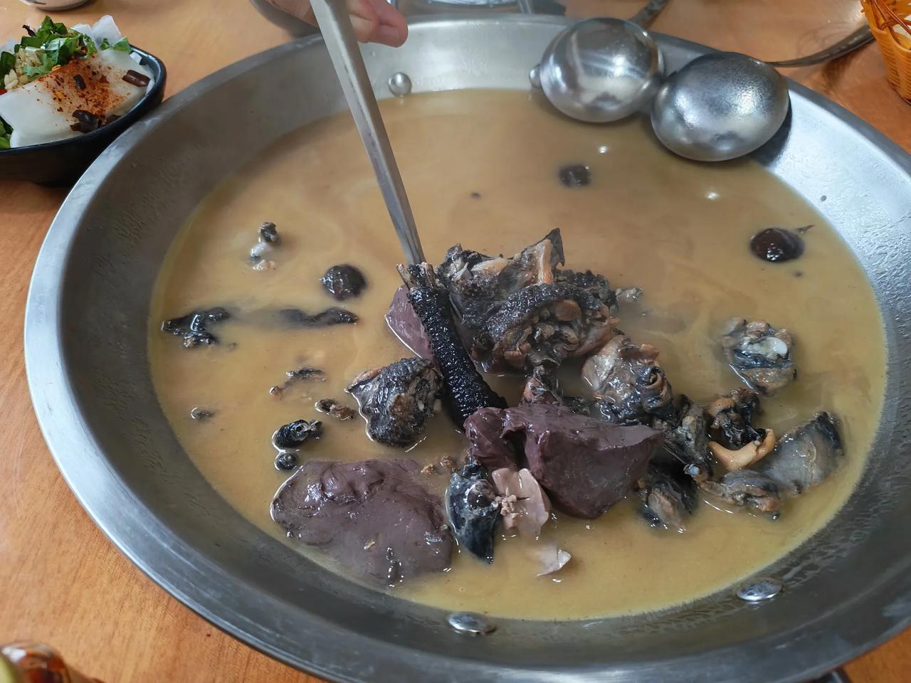 【怒江傈僳族美食——“漆油鸡”】今天到云南怒江州泸水市出差，当地朋友推荐吃“漆油