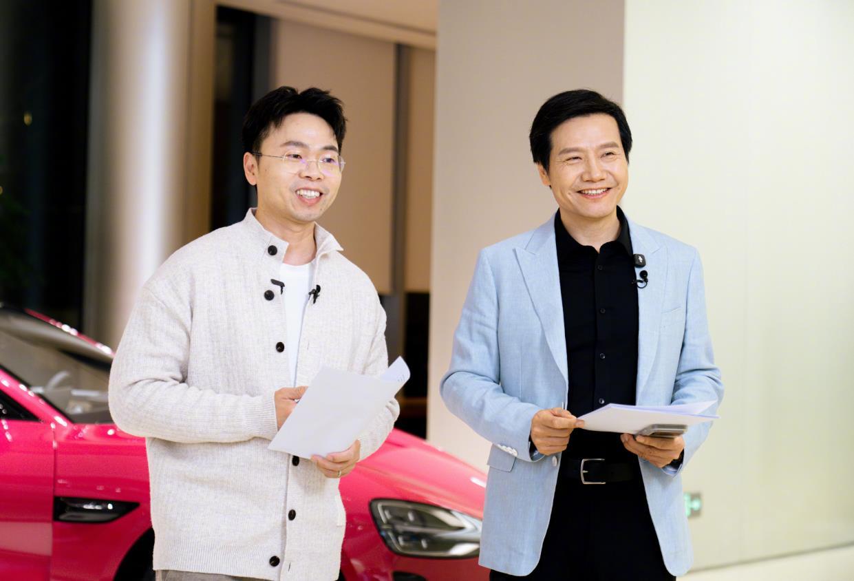 年近岁末，雷军又搞了一场直播，余承东则搞了一场问界M9星光之夜。在直播里，雷军苦