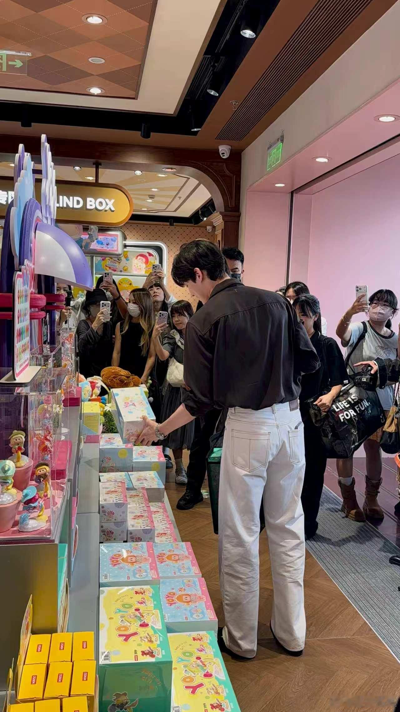 金允植现身上海 金允植来上海这波太圈粉，被粉丝围住全程微笑互动，频频比心大方回应
