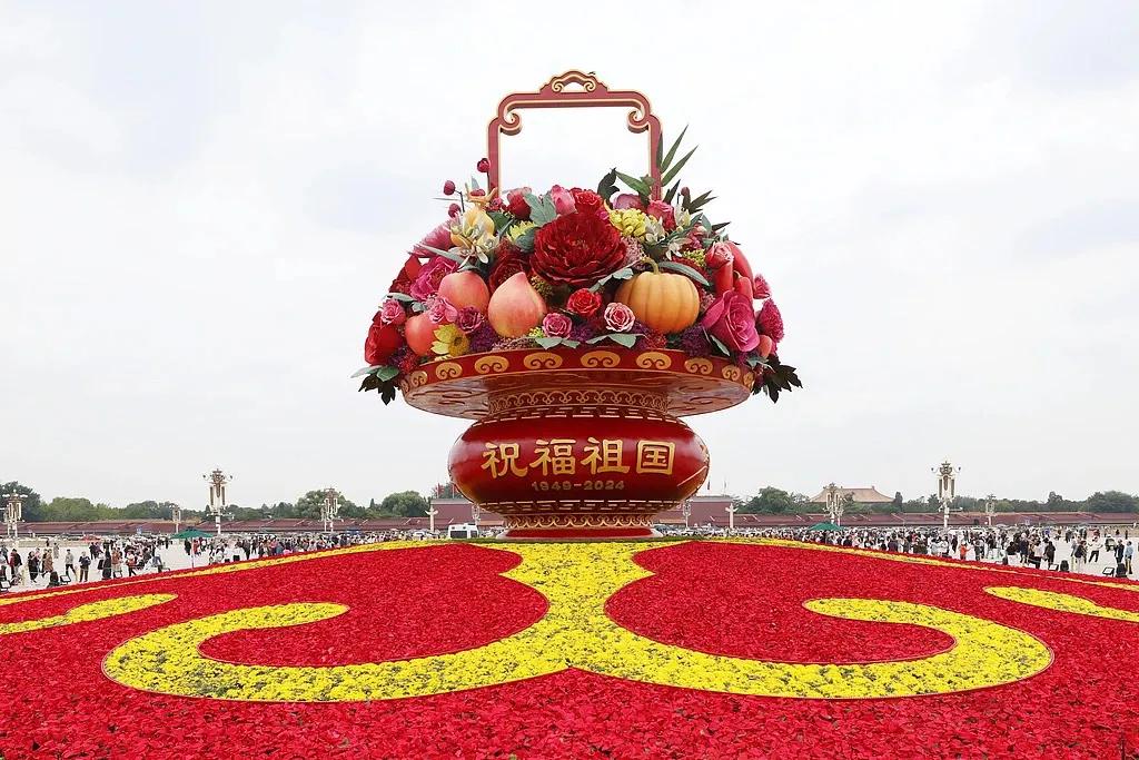 祝福祖国！
960万平公里，14亿炎黄子孙。
辉煌灿烂的75年，站立起来，富裕起