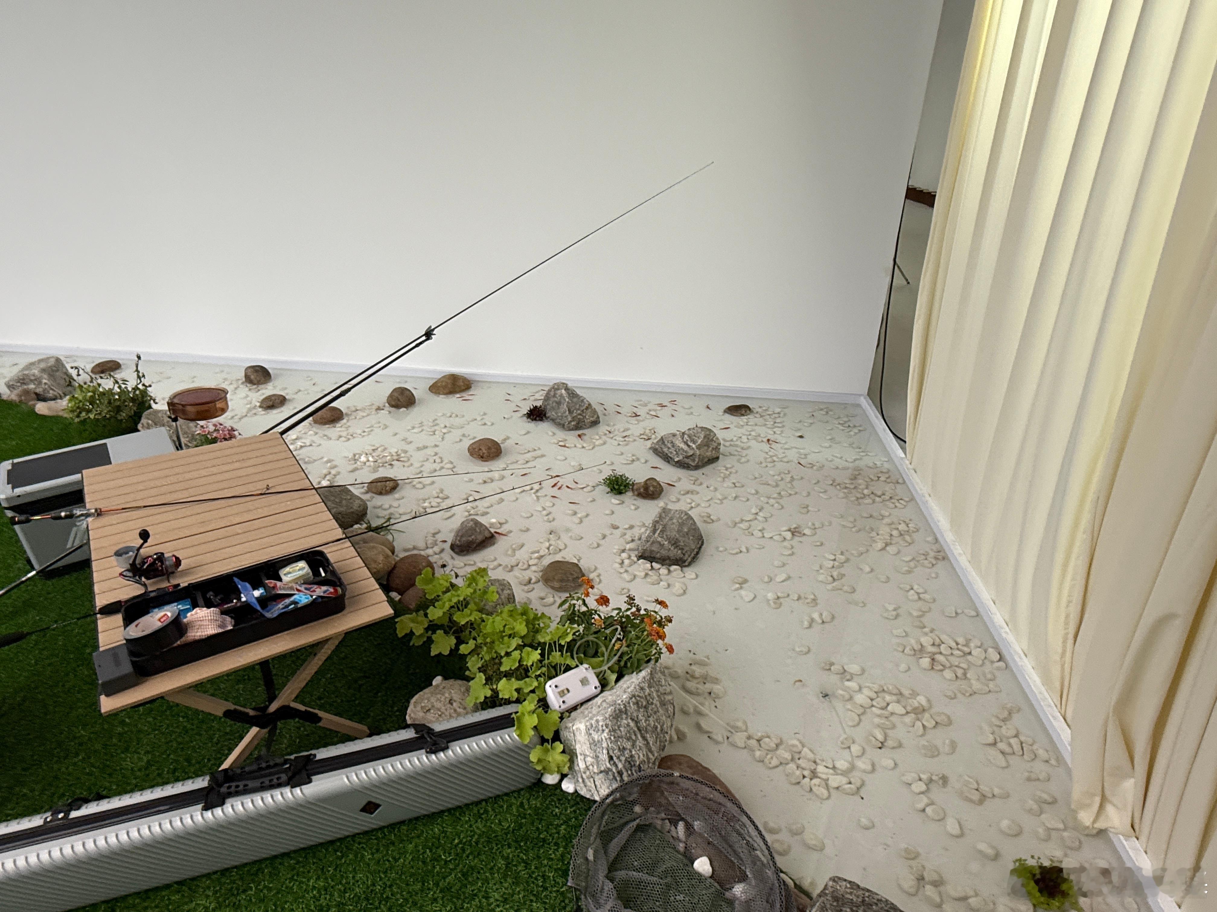 第一次遇到棚拍搭了个实景能钓鱼的我看这鱼杆也没挂线用网抓了两条，今晚喝鱼汤 ​​