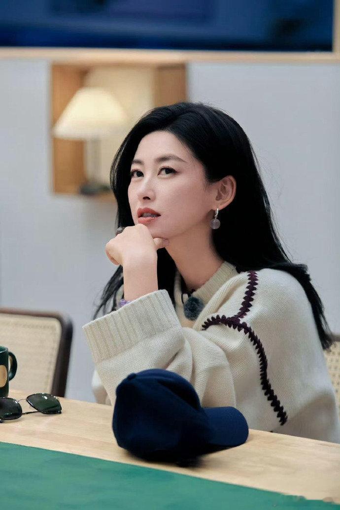 朱珠微指超两亿实力与人气双丰收！微指破两亿的成绩足以说明一切，朱珠不断解锁多元角