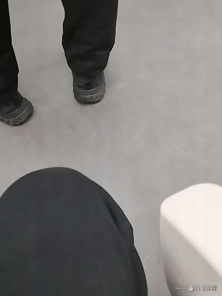 休息日地铁上还是有很多人，
这就是周末地铁人多的原因，
大家都出去玩了，
这样才