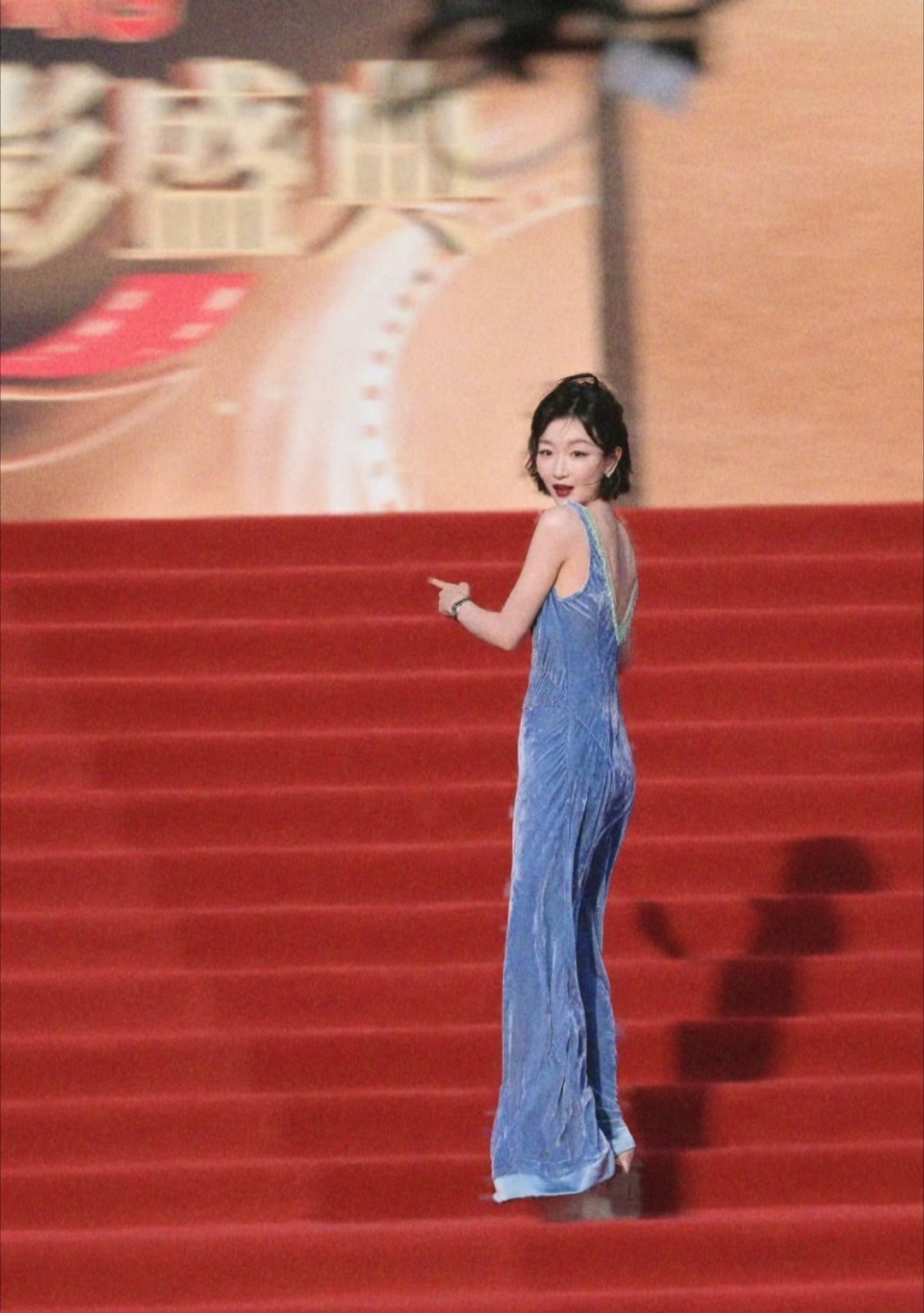 周冬雨下班跑起来了周冬雨下班百米冲刺演我，镜头里一溜烟就消失，完全风一样的女子?