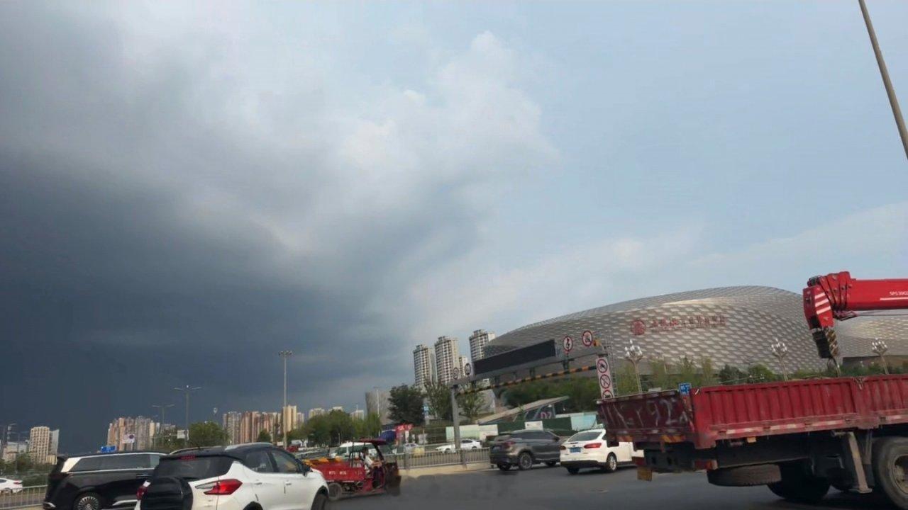 成都蓉城vs重庆铜梁龙 看起来要下雨了啊？黑云压过来了。中超联赛成都蓉城