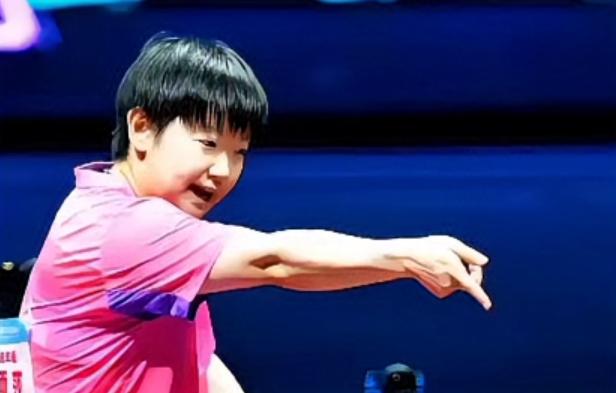 笑不活了
亲闺女炸毛了谁惹的?
训练馆里莎莎指着球桌:
“都怪你！好端端的球非得