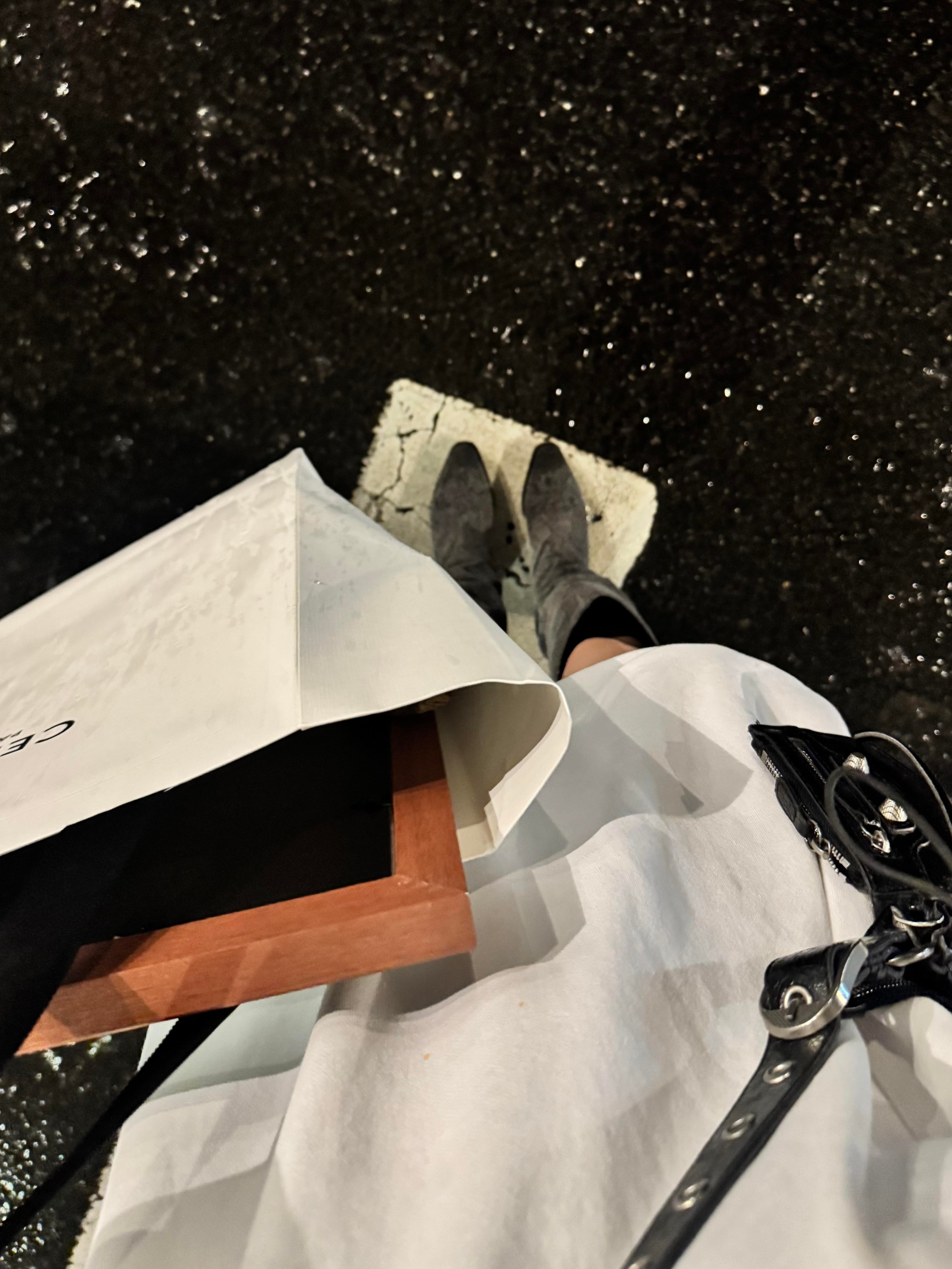 就像鲁迅先生说的前途很远很暗,然而不要怕,不怕的人,面前才会有路。 