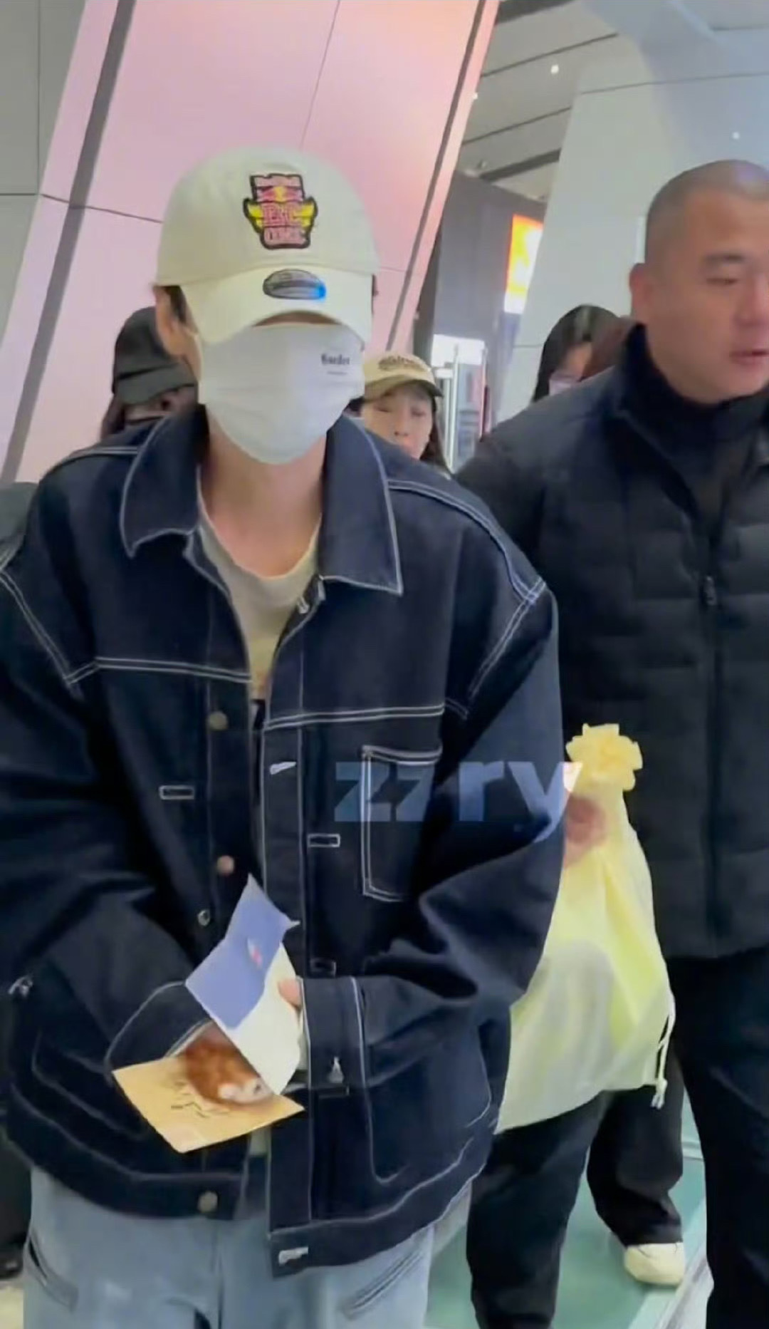 鹿晗出发五哈录制路透  鹿晗机场出发录制五哈  出发五哈路透啦！ 