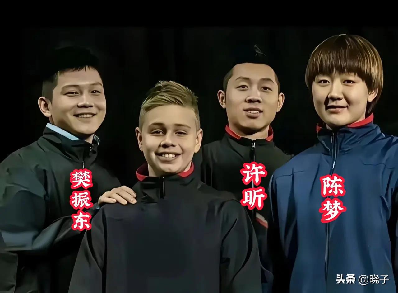 站在三位中国乒坛冠军中间这位是谁呀
这能笑
一定是位了不起的大人物
谁知道他是那