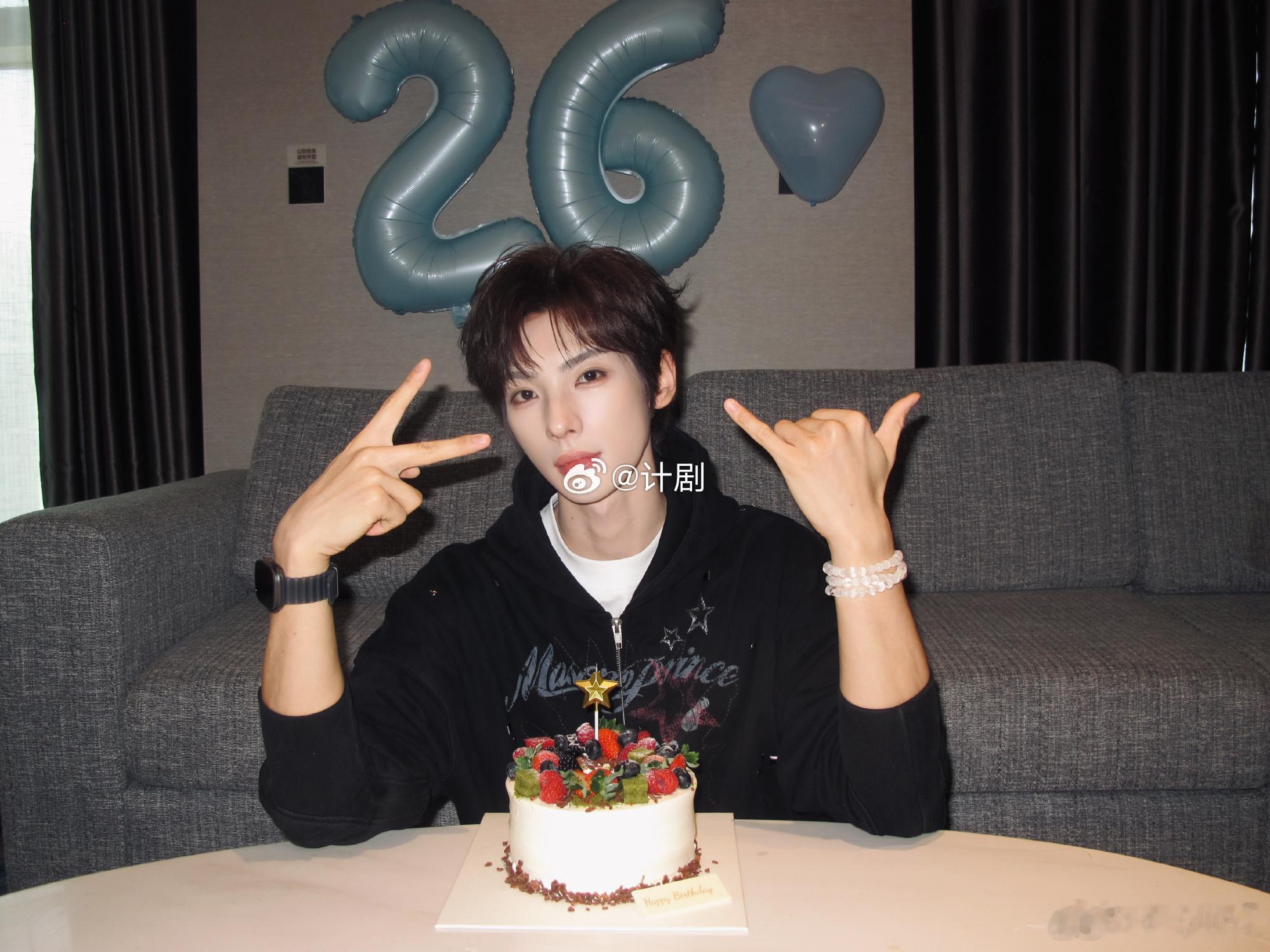 颜安卡点与粉丝庆生颜安26岁生日纪念一场零点卡点的浪漫，颜安与粉丝共同纪念26岁