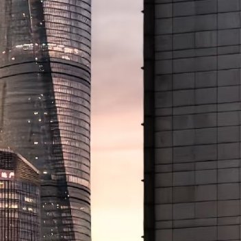 城市天际线黄昏两堵浅灰色的石墙像沉默的画框，把整片黄昏的天际线温柔地框住，让视线