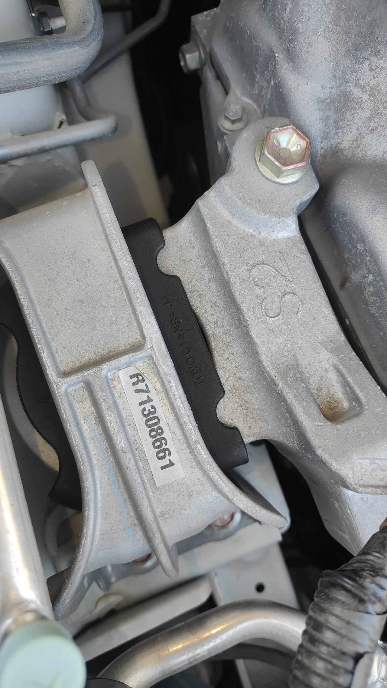 这两个铁块不知道什么用
是不是固定发动机的支架？