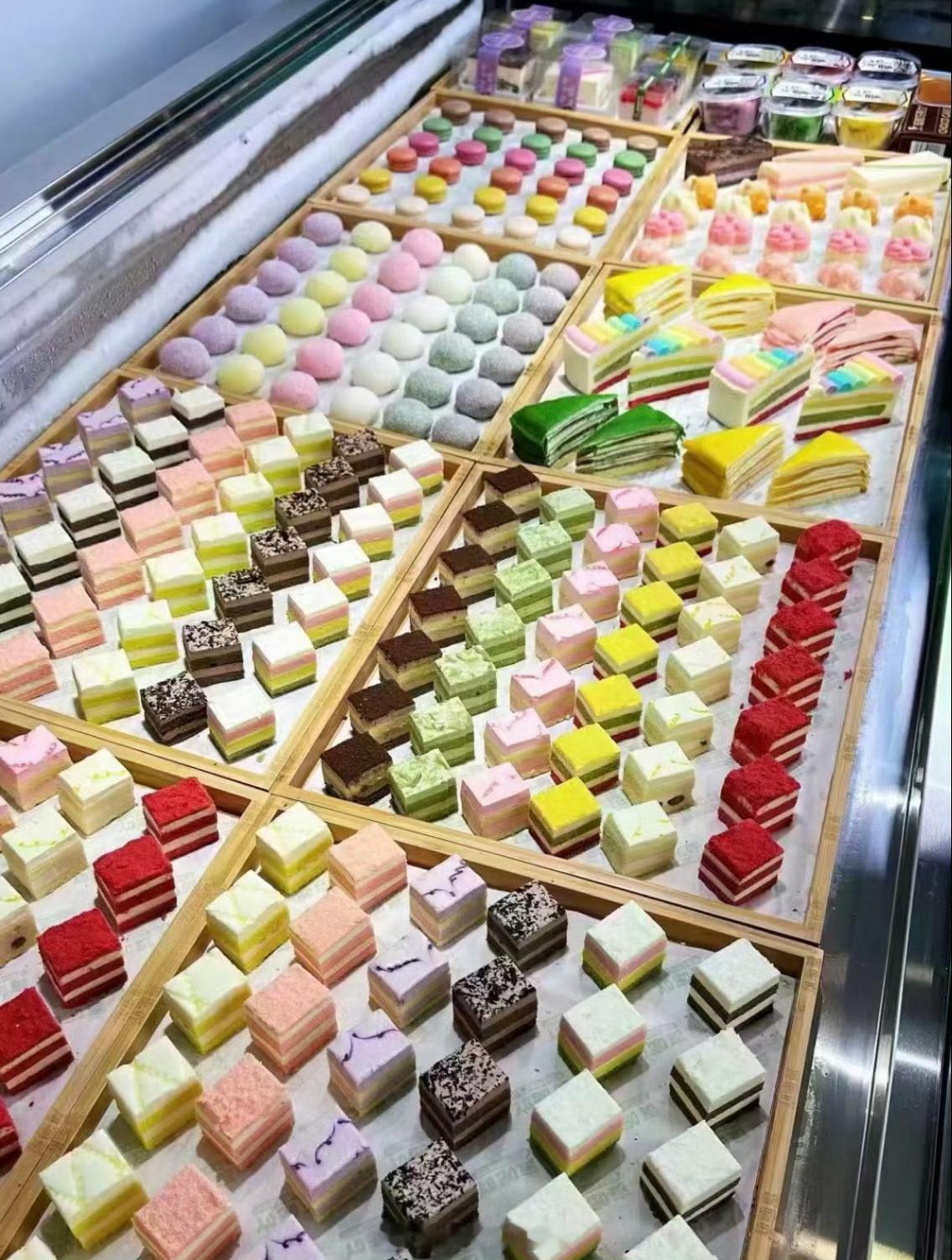 爱吃自助餐小蛋糕的天塌了自助餐的小蛋糕最难吃了几乎我都不碰还有寿司、披萨、蛋挞什