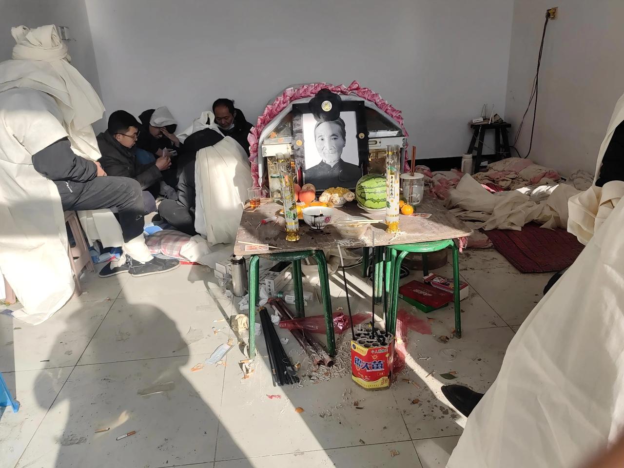 娃嫂子今天出殡了，两个孙女哭的死去活来，看的很多人都掉了泪。
爸妈在外面打工，孙