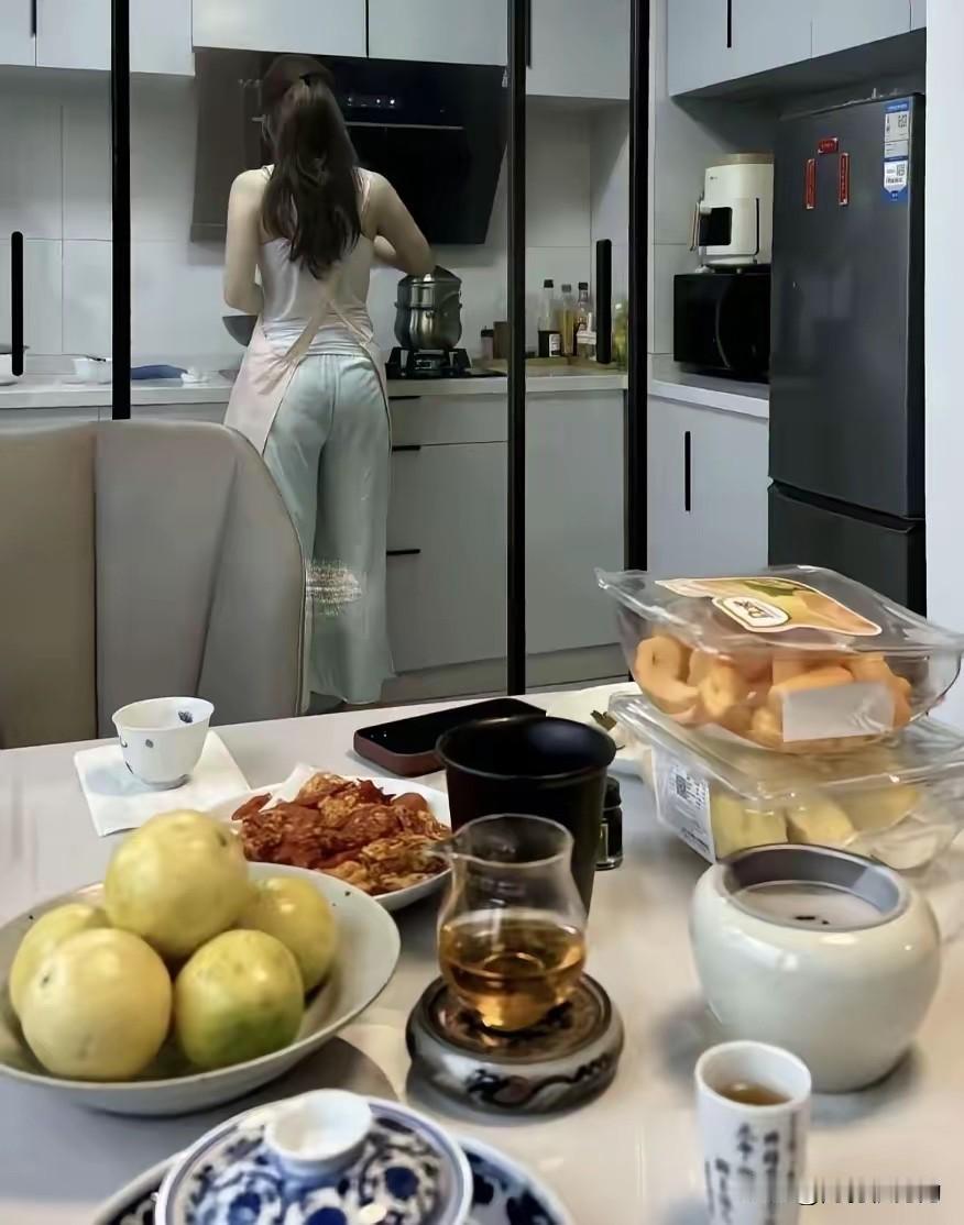就这样看着媳妇做饭，幸福感油然而生
