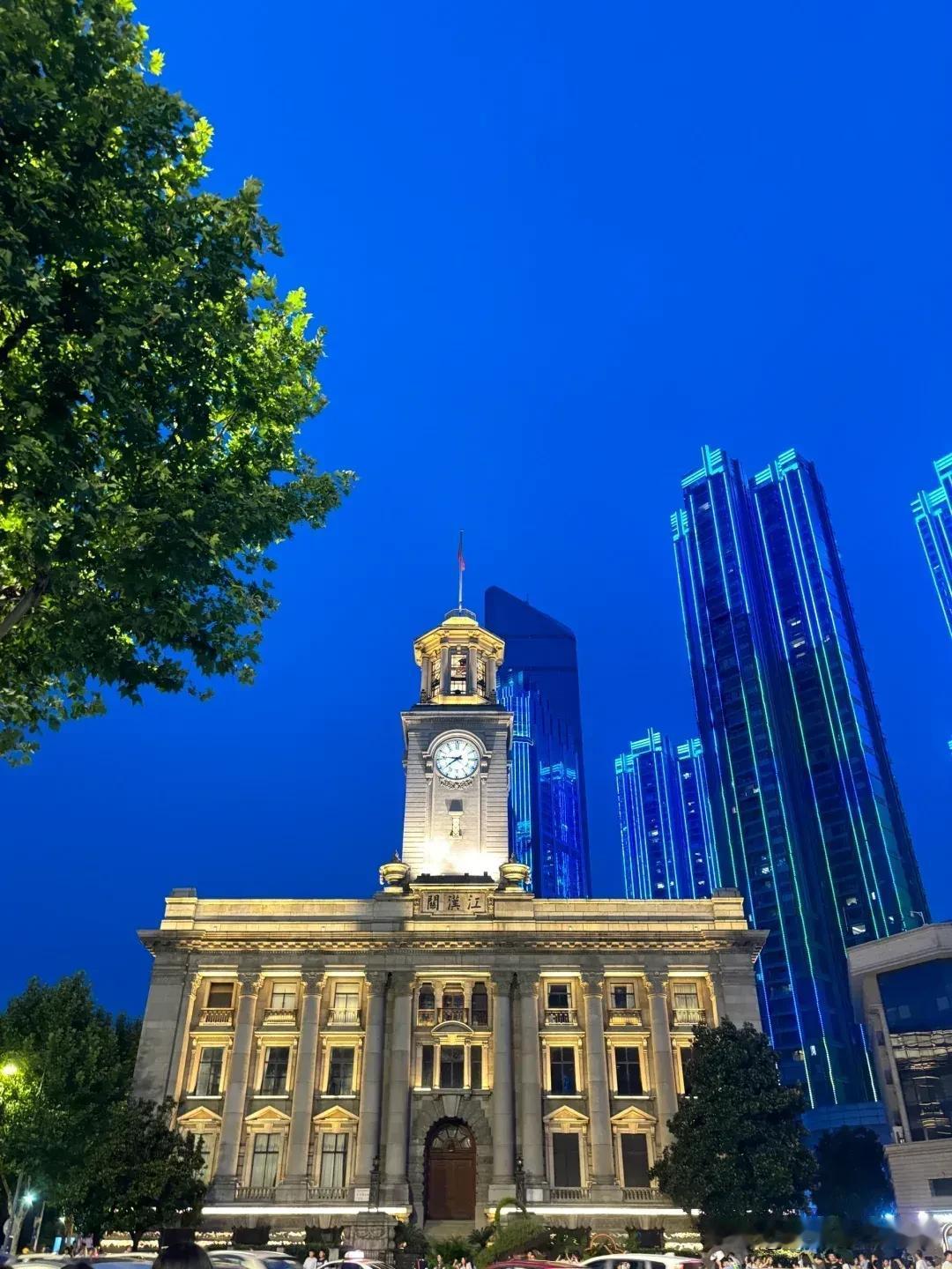 年终盘点，不只看宏大的数字，更看街头巷尾的温度。武汉的“奋进”，不止于高楼大桥，