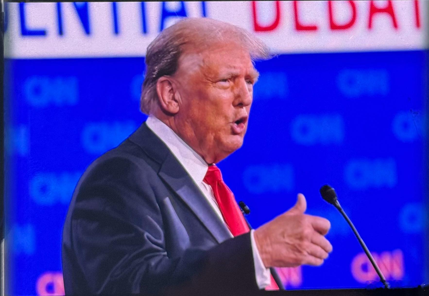 突发消息：据《纽约时报》报道，特朗普政府正计划加大力度，撤销部分在外国出生的美国