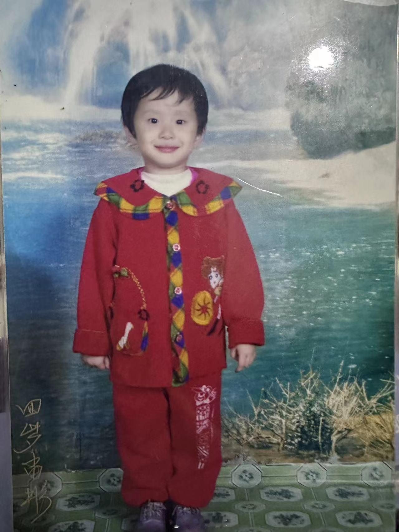 红衣板正小女孩，祝大家新年快乐！！！#呆阿拿[超话]# ​​​