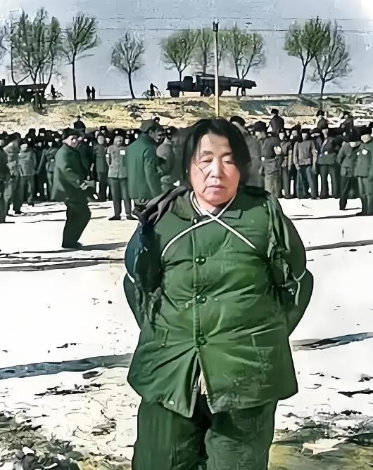 1980年2月8日，哈尔滨工人体育馆里坐满了人。最高人民检察院后来回顾王守信案时