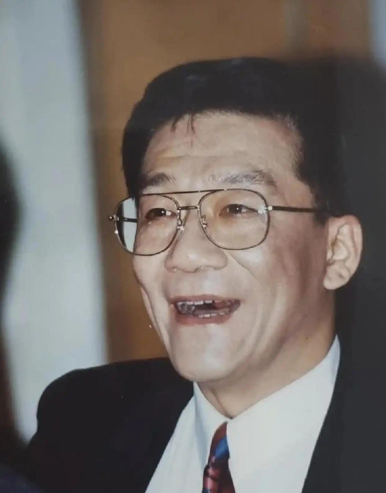 1986年，侯耀文为了跟韦唯在一起，抛弃了发妻刘彦，可是同居一年后，侯耀文又爱上