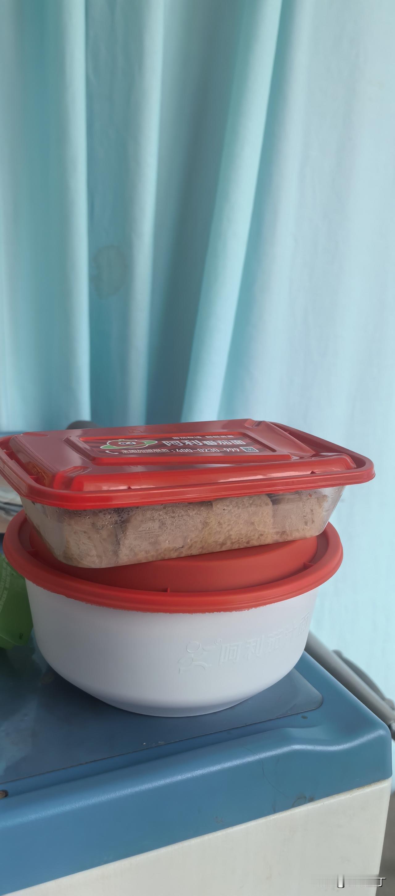 感谢快递小哥，不然，这每天的午饭都成大问题。

想起前一段看过的一个采访，采访对