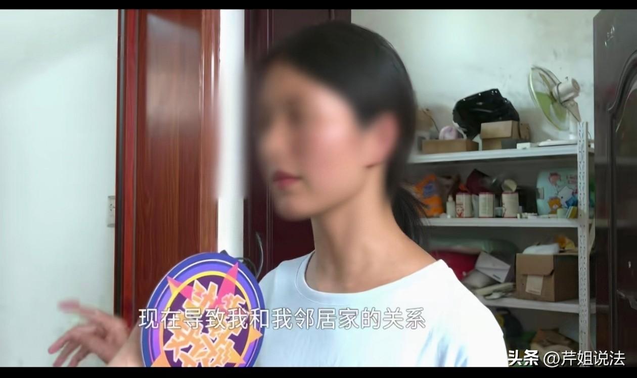 河南平顶山，邻居赶牛踩坏姜女士的车，只愿去乡里修；姜女士走保险代位追偿，邻居被起