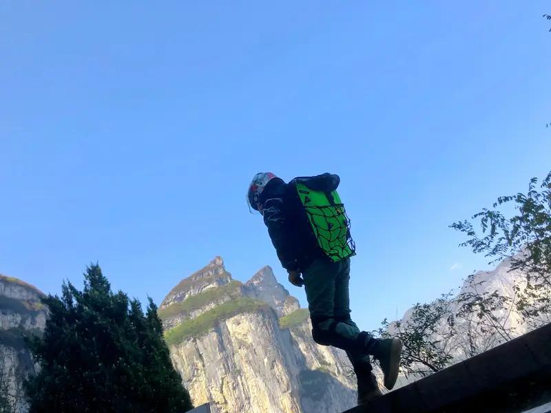 我自己是绝对不会碰徒手攀岩、翼装飞行这种级别的极限运动的，毕竟徒手攀岩死亡率高达