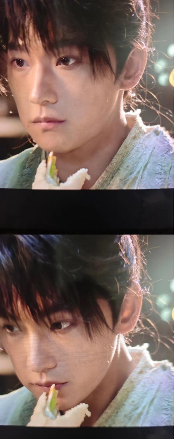 杨洋吃的这是肯德基的老北京鸡肉卷？？？ ​​​