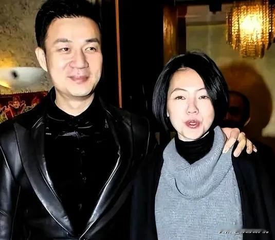 小S感谢老公支持 一家五口生活继续
近期看到小S终于现身了，她留着短发与老公许雅