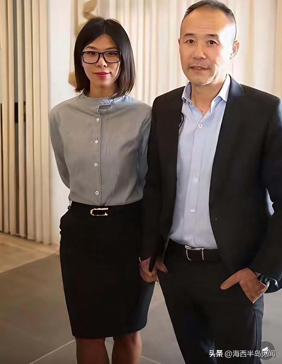 王石与大女儿王蔚蓝的一张十分少见的留影。

王蔚蓝是王石与前妻王江穗所生，面孔很
