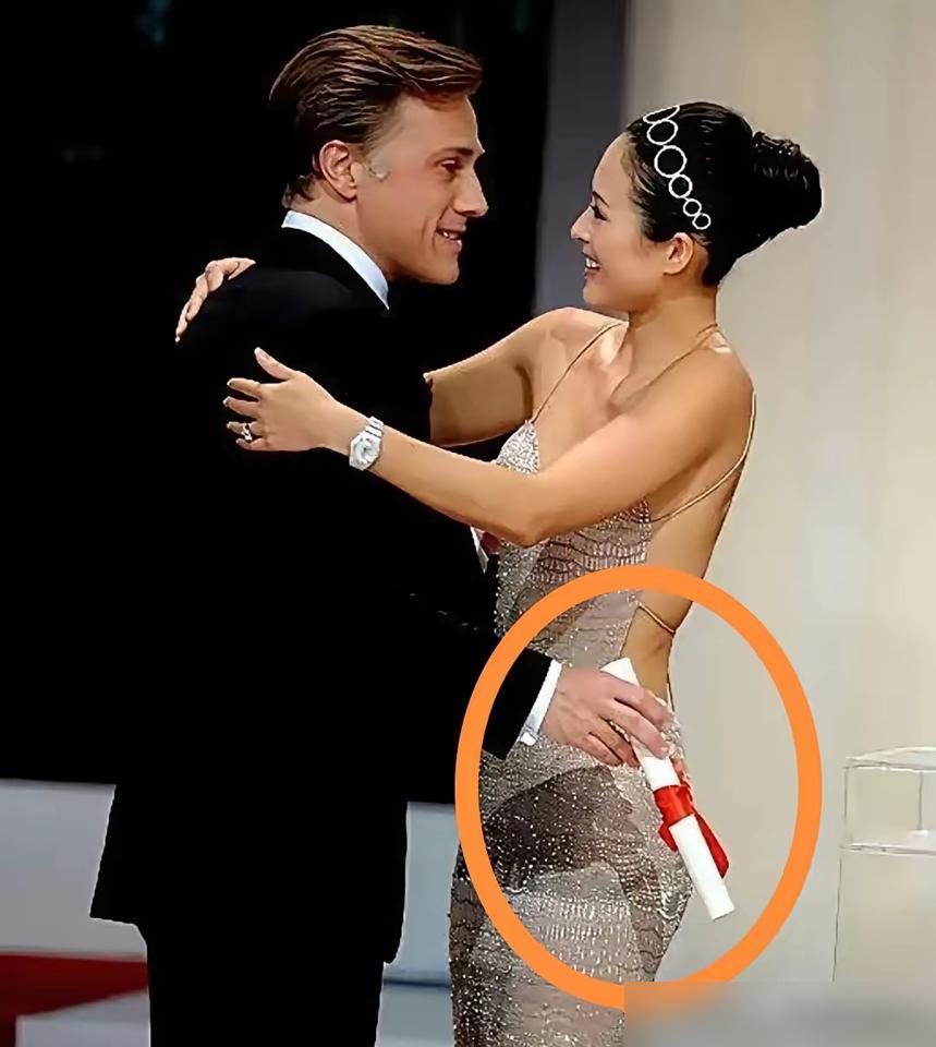 戛纳红毯，杨幂夹着胳膊在后面罚站，脸上的笑快挂不住了，前面章子怡一个人霸占2分钟