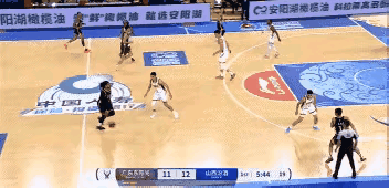 CBA名场面！山西球员空篮快攻离奇滑倒，这波是致敬库里还是郭艾伦？
 
今日CB