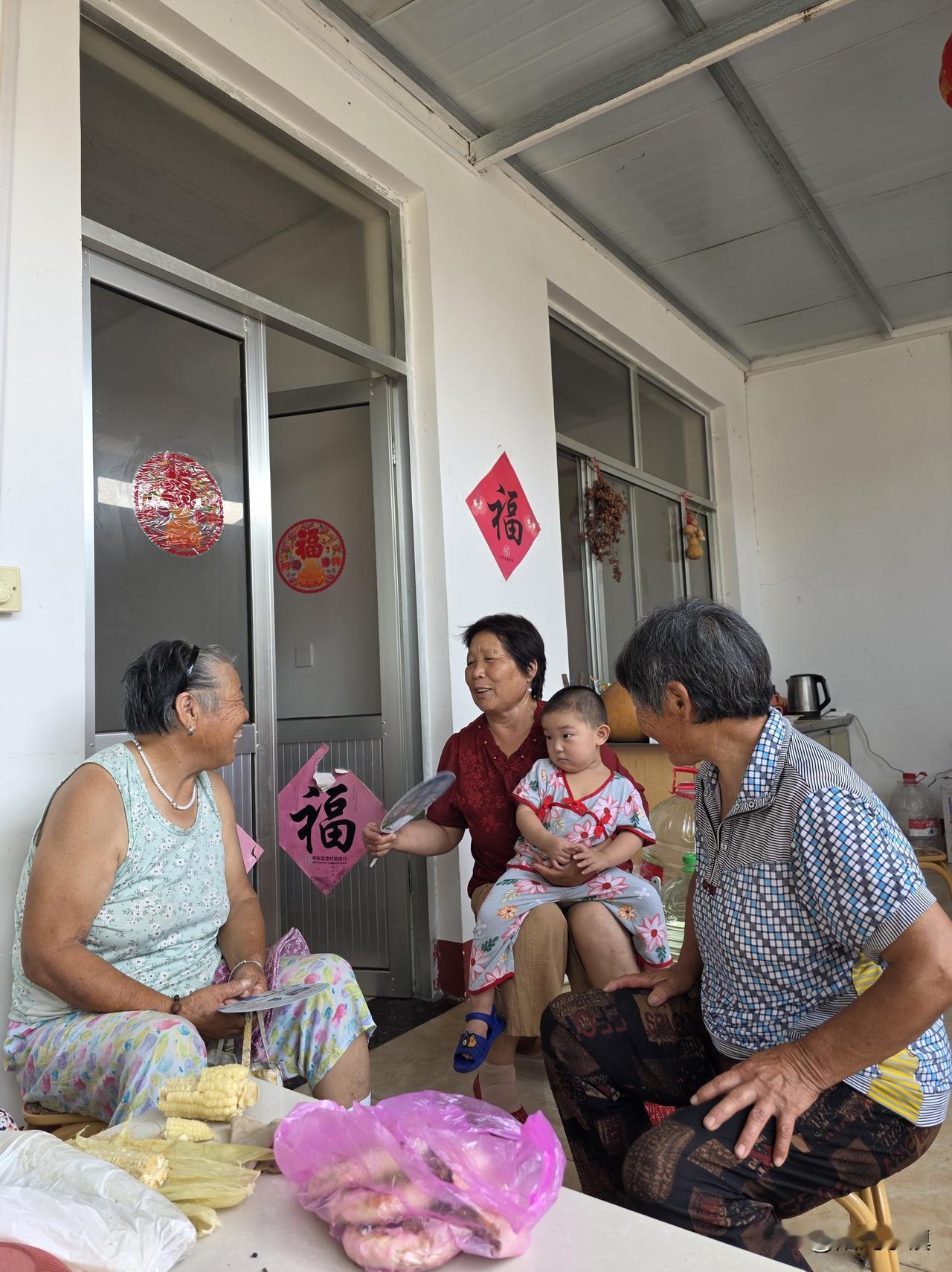 现在村里，谁家有个孩子，可稀罕了……

不仅城里的年轻人缺乏生育激情，村里的年轻