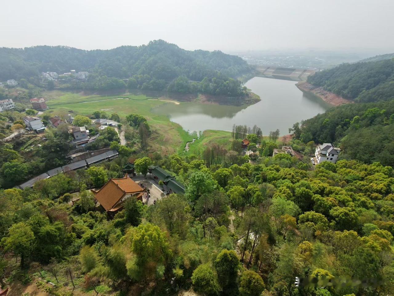 你认为中国的发展主要体现在哪些方面我们都能吃饱饭了，人民安居乐业了。