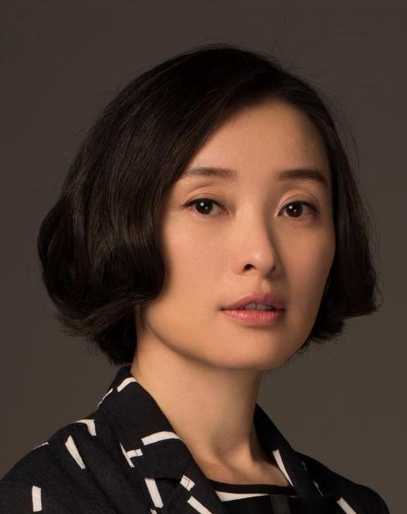 演员，吴越说，孤独是美的，寂寞是可怜的，孤独对于所有人都一样，人出生以来，都是孤